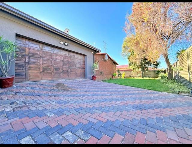 3 BEDROOM HOUSE FOR SALE IN VANDERBIJLPARK CE 3